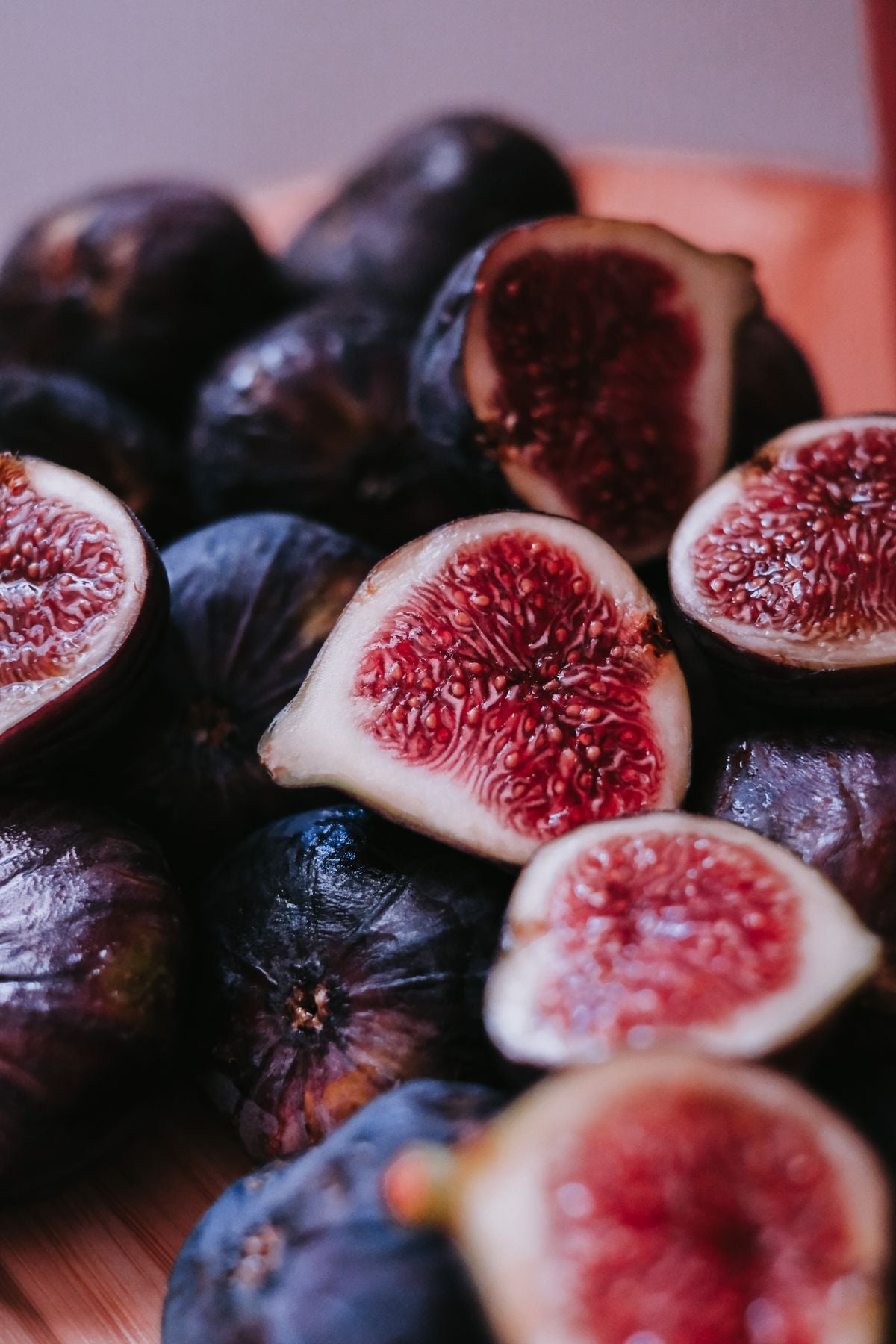 Kaate hue anjeer (fig) jinke andar gulabi-laal pulp dikh raha hai, sabut anjeer ke saath dher me